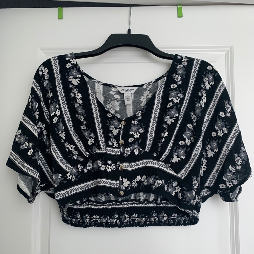 very cute crop short top with buttons!